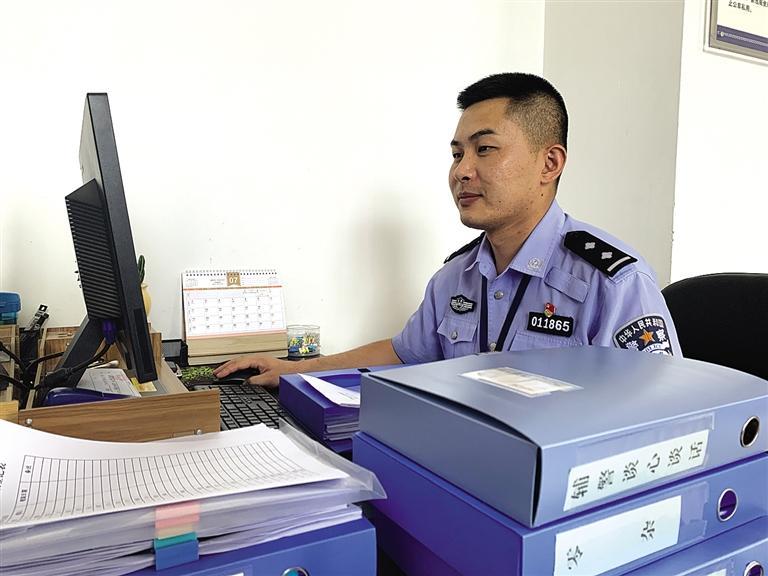 “身為黨員，就應(yīng)該第一個(gè)往前沖”