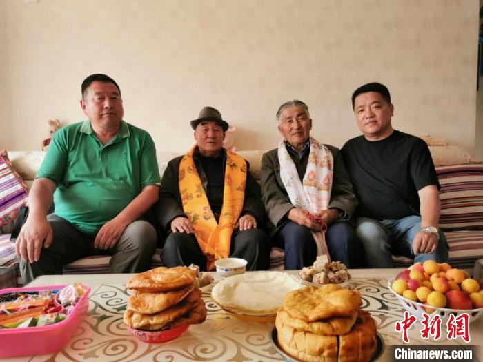圖為張輝剛(右一)拜訪(fǎng)甘肅肅南縣裕固族德高望重的老人。(資料圖) 張輝剛供圖