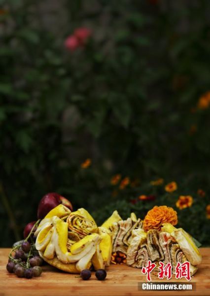 圖為做好的月餅，狀似玫瑰，切開后層層疊疊，色彩斑斕。張文 攝