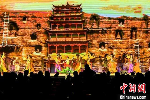 開幕式文藝展示“相約敦煌”，通過數(shù)字技術(shù)將莫高窟“搬到”演出現(xiàn)場?！「拭C省文化和旅游廳供圖