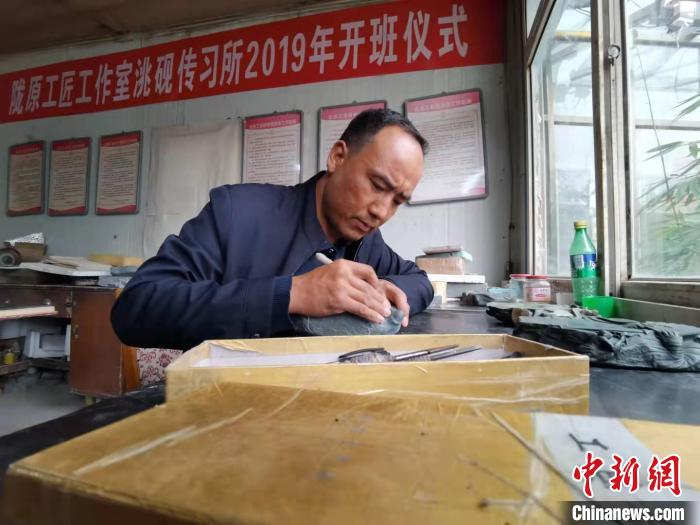 甘肅卓尼洮硯融合文化提升內(nèi)涵：不只一硯一銘，還要一盒一拓