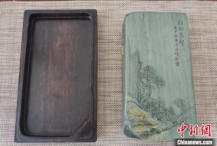 圖為盧保勝為提升洮硯文化內(nèi)涵，制作“一硯一銘、一盒一拓”成品展示。　張婧 攝