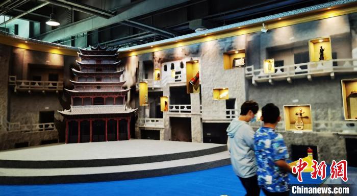 該展覽還借助科技手段，復(fù)原“藏經(jīng)洞”場(chǎng)景，將莫高窟“搬進(jìn)”展廳?！《∷?攝