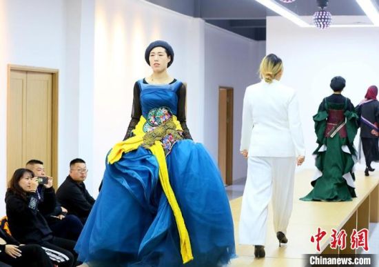 東鄉(xiāng)繡娘在T臺(tái)走秀?！「哒?攝