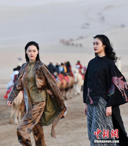 圖為敦煌服裝秀展示。 殷春永 攝