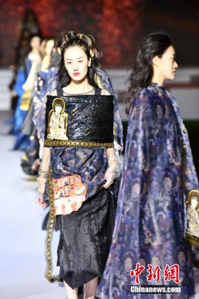 圖為敦煌服裝秀展示。 殷春永 攝