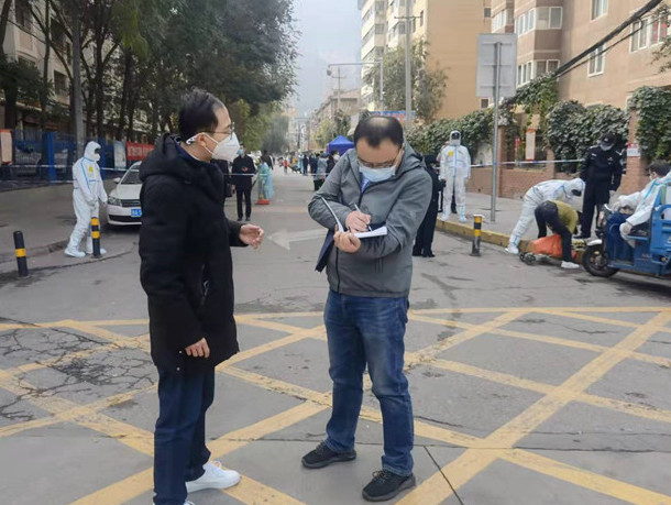 蘭州市紀(jì)委監(jiān)委干部下沉一線詳細(xì)詢問疫情防控情況。.jpg