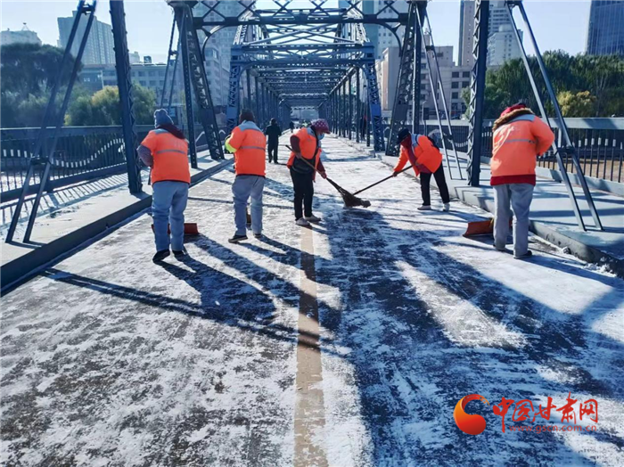 【甘快看】蘭州市環(huán)衛(wèi)部門出動(dòng)8700余人鏟冰除雪 清掃樹(shù)葉冰雪1027噸