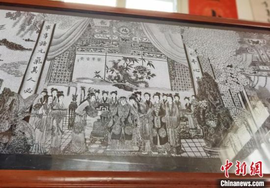 圖為陶世清的影雕作品。　楊娜 攝