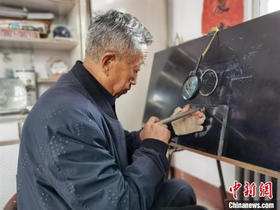 圖為陶世清在創(chuàng)作中?！钅?攝