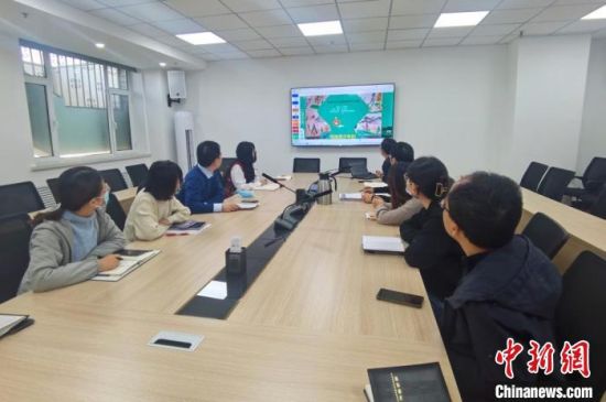 圖為甘肅教育出版社《寫給青少年的敦煌故事》叢書(shū)項(xiàng)目組，探討圖書(shū)封面設(shè)計(jì)。　閆姣 攝