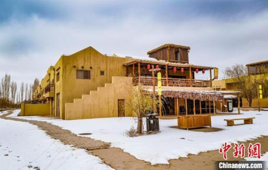 雪落敦煌月牙泉小鎮(zhèn)?！⊥醣筱y 攝