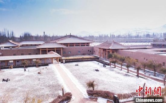 圖為雪落大漠古堡——敦煌山莊?！⊥醣筱y 攝
