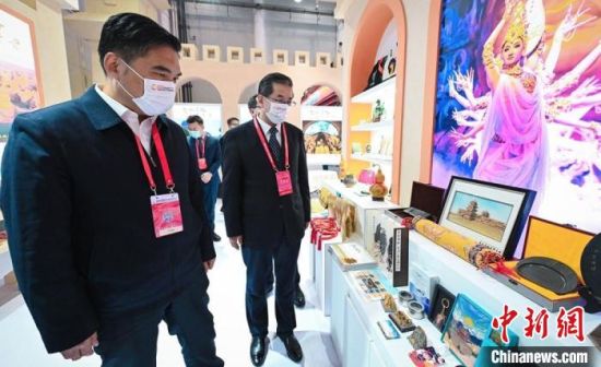 圖為甘肅省副省長(zhǎng)孫雪濤(左)與甘肅省文化和旅游廳廳長(zhǎng)陳衛(wèi)中(右)一同參觀“甘肅館”。　甘肅省文化和旅游廳供圖