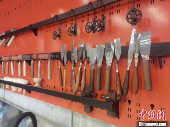圖為徐晉林制作雕版敦煌壁畫所用工具。　閆姣 攝