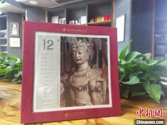 圖為徐晉林制作的敦煌題材的手工書《走進沙漠敦煌——莫高窟與藏書票藝術》，深受讀者喜愛?！￠Z姣 攝