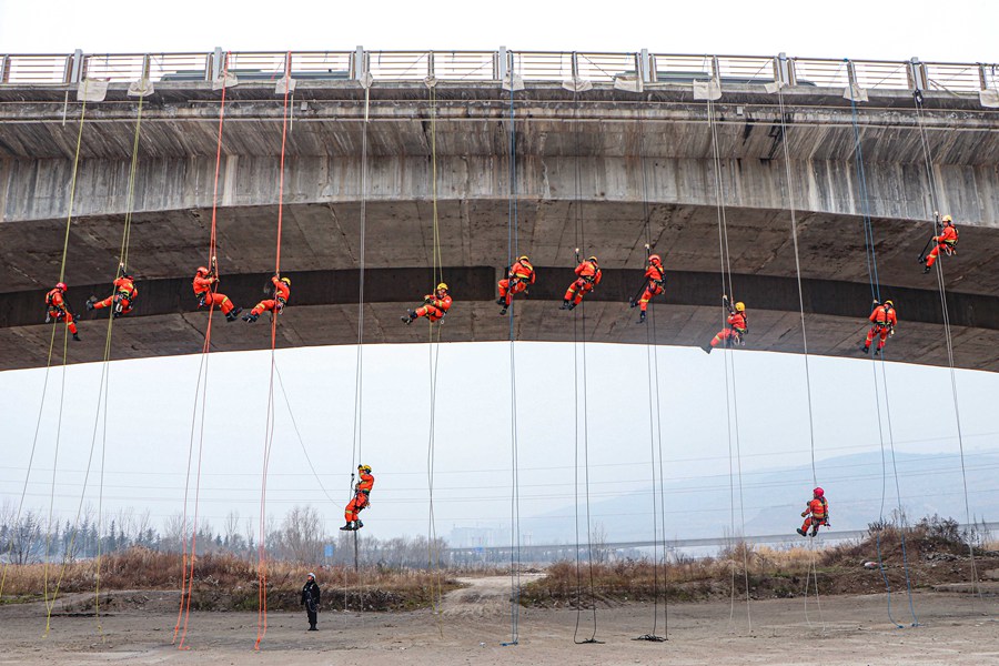 硬核！甘肅天水森林消防員百米高空練技能