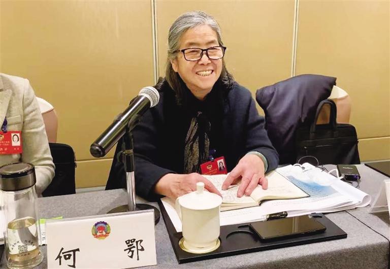 【委員風(fēng)采】“明星委員”何鄂的三個“幸?！?>
        </a><em>【委員風(fēng)采】“明星委員”何鄂的三個“幸福”</em></li>
    <li><a  target=