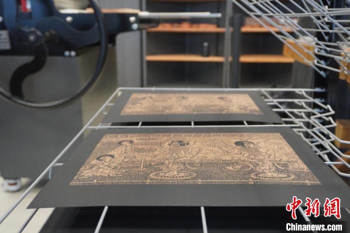 圖為徐晉林工作室制作的雕版敦煌壁畫印刷成品展示?！【琶赖┰?　攝