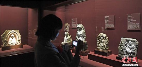 2018年8月，《平山郁夫的絲路世界——平山郁夫絲綢之路美術(shù)館文物展》在甘肅敦煌莫高窟開展。中新社記者 楊艷敏 攝