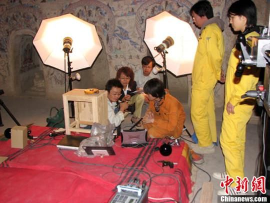 敦煌研究院與日本東京文化財(cái)研究所合作進(jìn)行第285窟多光譜無損調(diào)查工作現(xiàn)場(chǎng)。中新社發(fā) 婁婕 供圖