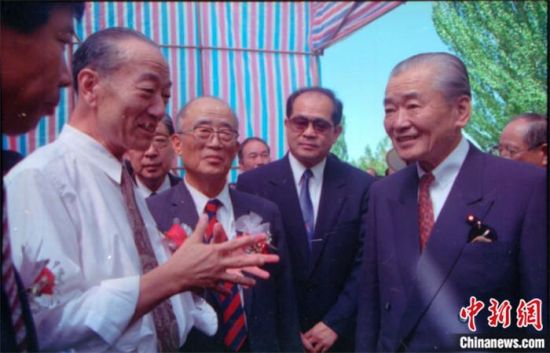 1994年8月，時(shí)任日本首相竹下登(右一)與時(shí)任敦煌研究院院長(zhǎng)段文杰在莫高窟親切交談。中新社發(fā) 婁婕 供圖