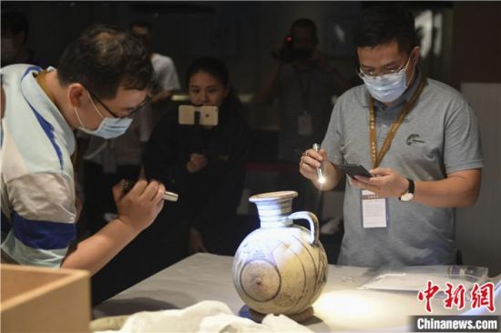 2020年6月，在長(zhǎng)沙博物館舉行“從地中海到中國(guó)：絲路寶藏——平山郁夫絲綢之路美術(shù)館藏文物展”前，專家開箱鑒定文物。中新社記者 楊華峰 攝