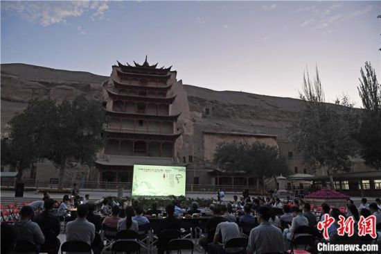 2018年8月，在敦煌莫高窟標(biāo)志性建筑“九層樓”前，《回顧平山郁夫先生的貢獻(xiàn)》座談會(huì)舉行。來自中日兩國(guó)的專家、學(xué)者共同懷念這位情系敦煌數(shù)十載的繪畫巨匠、中日友好的文化使者、世界文化遺產(chǎn)的守護(hù)者。中新社記者 楊艷敏 攝