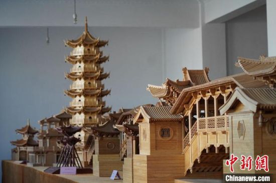 圖為古建筑模型制作技藝傳習所展廳內(nèi)的微縮古建筑作品。　九美旦增 　攝