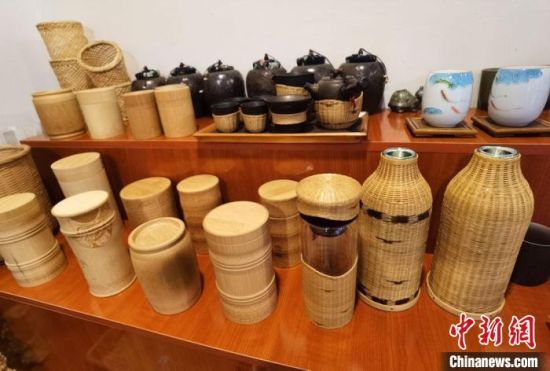 圖為展陳的一件件精致可愛的竹編農(nóng)具工藝品。　馮志軍 攝
