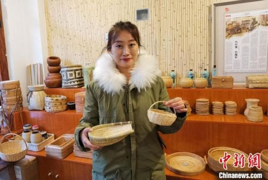 40多種精小玲瓏、純手工制作的新型盛食容器、居家工藝品等，每一件都令人愛不釋手。　馮志軍 攝