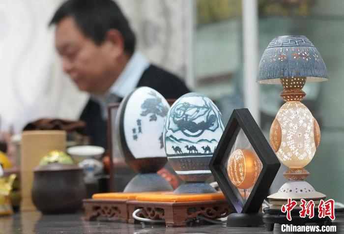 圖為吳義澤完成的蛋雕作品?！【琶赖ぴ?攝