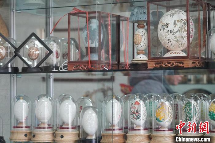 圖為吳義澤收藏柜內(nèi)的蛋雕作品?！【琶赖ぴ?攝