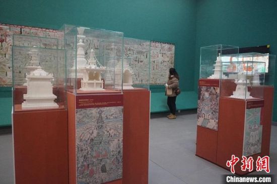 圖為觀眾欣賞數(shù)字復(fù)制壁畫?！【琶赖┰?攝