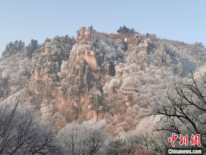 圖為崆峒山霧凇景色?！⌒煺袢A 攝