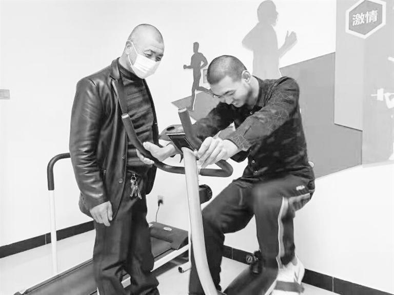 父愛如山！張掖高臺殘疾父親悉心照顧殘疾兒子20余年