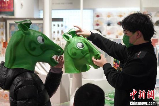 圖為“神馬來了”銅奔馬頭套?！【琶赖┰?攝