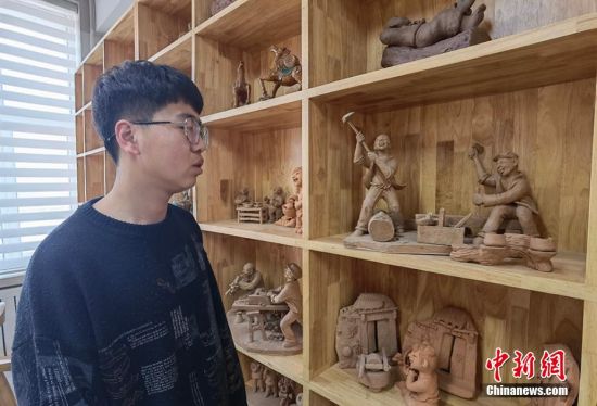 圖為學(xué)生介紹作品。 劉玉桃 攝