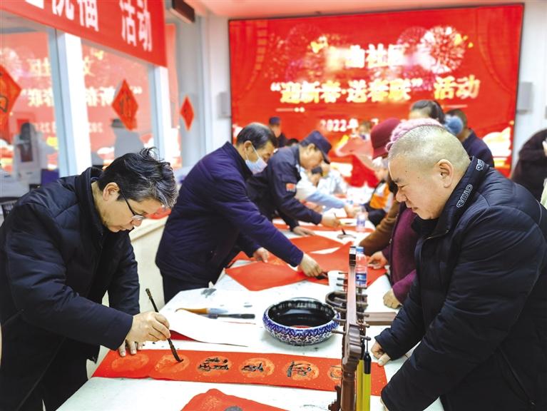 蘭州新區(qū)開展“墨香四溢送春聯(lián)·情暖文曲送祝?！被顒?dòng)