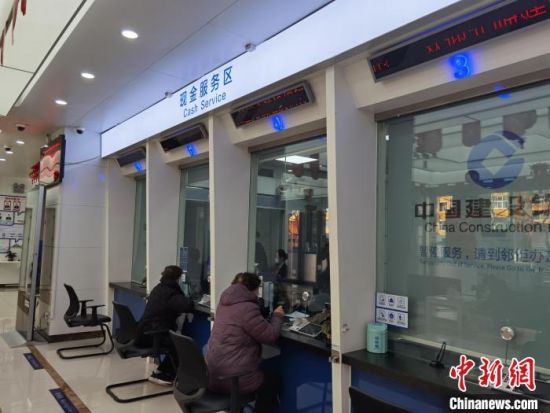 圖為蘭州市民在銀行兌換新鈔?！⌒煅?攝