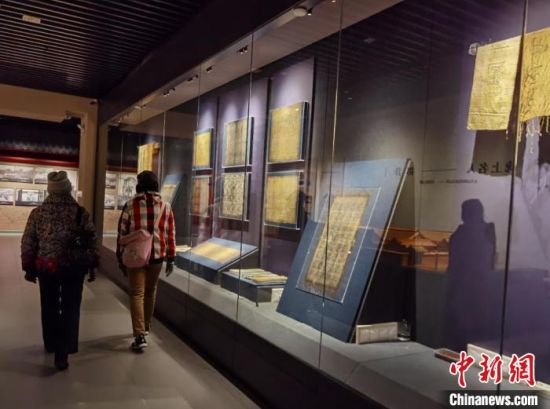 圖為蘭州市民參觀博物館展品?！⌒煅?攝