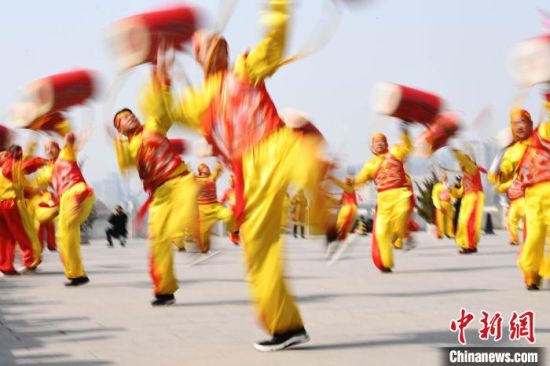 2019年2月19日，演員在黃河岸邊的蘭州水車博覽園內(nèi)進(jìn)行太平鼓表演，歡慶元宵佳節(jié)。(資料圖) 　楊艷敏 攝