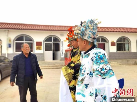 圖為69歲的“苦水高高蹺”國(guó)家級(jí)傳承人巨海全(左一)，叮囑徒弟們高高蹺練習(xí)技巧要領(lǐng)?！￠Z姣 攝