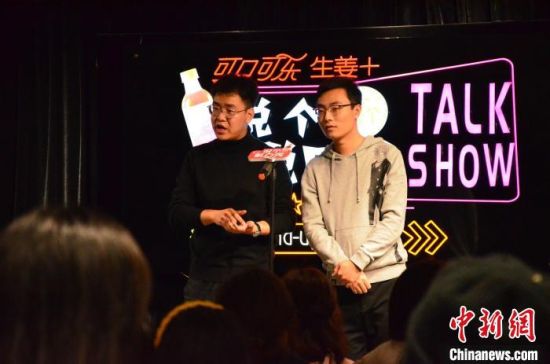 圖為脫口秀演員搭檔表演。　楊娜 攝