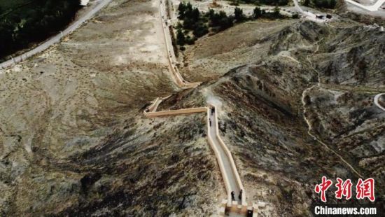 圖為甘肅嘉峪關懸臂長城吸引游客打卡 。(資料圖) 李亞龍 攝