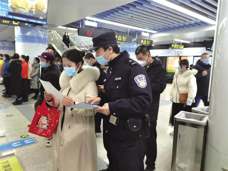 講解詐騙套路 普及“斷卡”常識 蘭州城關(guān)公安分局、交通治安分局聯(lián)合反詐宣傳進地鐵