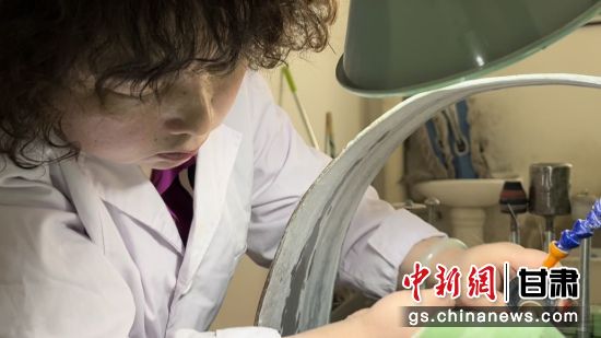 夜光杯制作學(xué)徒謝小琴坦言，雖工作枯燥，但是能夠掌握國家級(jí)非遺技藝是很自豪的。王牧雨 攝