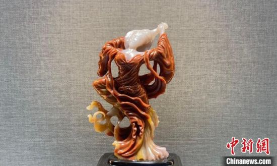 圖為翩然起舞的飛天玉雕?！「攥?攝