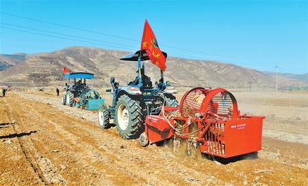 定西市隴西縣17個鄉(xiāng)鎮(zhèn)的農(nóng)機合作社、農(nóng)機手參加了農(nóng)機技能比賽和培訓