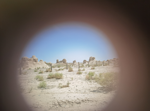 插圖2：透過河西走廊遺存的古陶片孔洞所見。攝影：陳曉斌。拍攝日期：2020年6月。